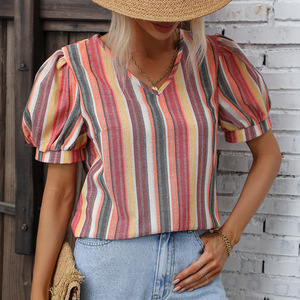 Camiseta a Rayas para Mujer, Cuello en V, Manga Corta Abullonada, Camiseta Informal a Rayas Coloridas con Detalle de Botón en la Espalda, Corte Holgado, Verano - Product Image 1