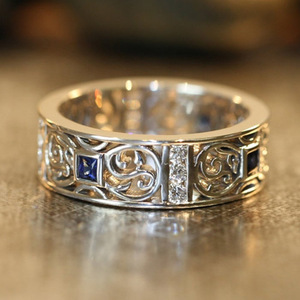 Anello F878 con Diamanti in Oro Massiccio 18K, Zaffiro Laterale e Diamanti Naturali Taglio Brillante Rotondo, Fede Nuziale Unisex - Product Image 2