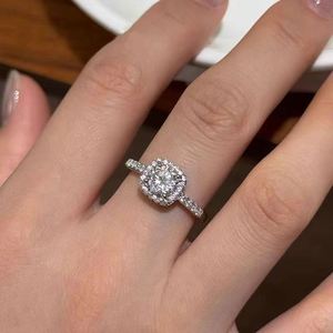 Conjunto de Joyería de Lujo Cuadrado con Zirconia Micro-Pavé para Mujer: Pendientes, Collar y Anillo - Estilo Moderno, Venta al por Mayor, Set de Regalo - Product Image 5