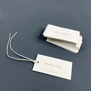 Étiquettes suspendues en papier à texture bois naturel de qualité supérieure avec logo personnalisé - Étiquettes de marque de luxe pour la mode boutique avec logo de marque - Product Image 2