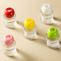 Diffuseur à bâtonnets en verre transparent 50 ml avec bouchon coloré et bâtonnets en rotin assortis, parfum personnalisé OEM pour la décoration de la maison et de la chambre