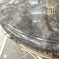 Table console en bois massif sur mesure de luxe avec accents dorés sculptés à la main et plateau en marbre, design traditionnel pour salon et salle à manger