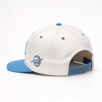 Topi Snapback Unisex 6 Panel Kanvas Dua Warna Putih Biru Langit Bordir 3D Terstruktur Pinggiran Datar Gaya Sport Tim Streetwear