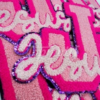 Jésus Chenille Patchs Stock Design Lettre J Motif Rose Couleur Vêtements Patch Presse À Chaud Appliques Brodé Toile Fer-Sur