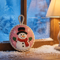 Ornement de Noël en point de croix Bonhomme de neige joyeux avec fond rose pour artisanat de haute qualité, accessoire saisonnier pour arbre de Noël