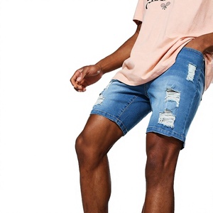 Shorts de mezclilla para hombre, estilo distressed, lavado medio azul, streetwear, corte slim, jeans rotos y desgastados con hilos deshilachados - Product Image 1
