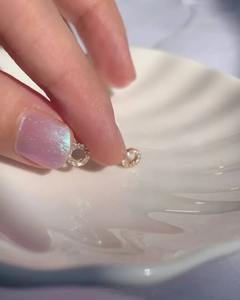 Boucles d'oreilles en diamant de haute qualité serties de pierres, avec clous en moissanite en acier inoxydable pour femmes, idéales pour les mariages et événements. - Product Image 3