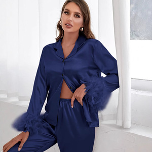 Set <span class=keywords><strong>Pigiama</strong></span> in Raso per Donna <span class=keywords><strong>con</strong></span> <span class=keywords><strong>Polsini</strong></span> in Piume, 2 Pezzi: Camicia a Maniche Lunghe <span class=keywords><strong>con</strong></span> Bottoni e Pantaloni Lunghi, Abbigliamento da Notte di Lusso - Product Image 3