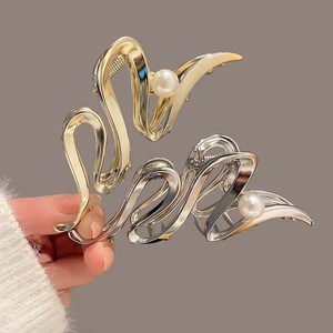 Nieuwe Zware Haren Rug Hoofd Doen-Up Haar Haai Clip Hoofddeksels Haarclip Oversized Sculpturale Metalen Vergulde Parel Wave Grab Clip - Product Image 1