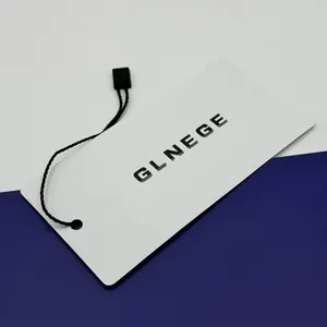 Individuelle Aufhängungsetiketten Kleidungskleidung Etiketten Karton geprägte Swing-Ticket mit String Bekleidung Aufhängungsetiketten für Kleidung
