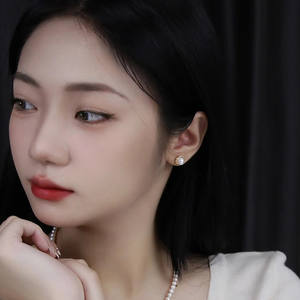 Orecchini a perno con perle Tiffany & Co. placcati oro 18K, perle Akoya coltivate AAA, montatura a castone rotonda, design classico a fiore da donna - Product Image 5