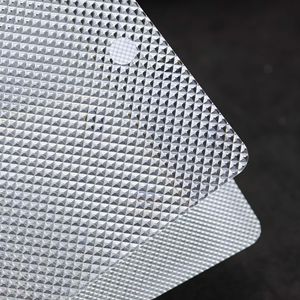 Panel microcristalino antirreflejo Yongyi de 0.6-1.8 mm de alta transparencia para luces empotradas y luces de panel plano. - Product Image 1