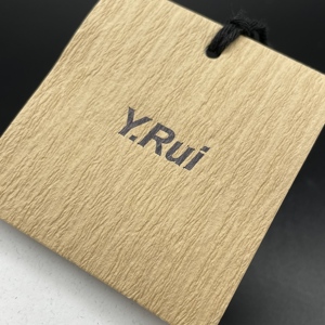 Etiquetas Colgantes de Lujo Personalizadas con Impresión de Grano de Madera, Tendencia <span class=keywords><strong>2026</strong></span>, Etiquetas de Papel Ecológicas Adecuadas para Ropa y Bolsos - Product Image 1