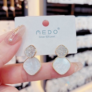 ต่างหูทรงสี่เหลี่ยมเรขาคณิตสีดำเรียบหรู ชุบทอง ทำจากโลหะผสมสังกะสี ประดับเพชรดีไซน์อเนกประสงค์ เหมาะสำหรับผู้หญิง เป็นของขวัญสำหรับงานปาร์ตี้ - Product Image 4