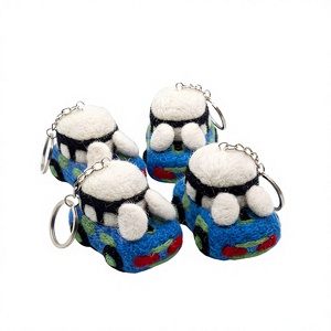 Porte-clés en feutre bleu mignon, en laine, écologique, découpé, doux, avec broderie cerise, motif dessin animé, breloque véhicule, fait main, Noël - Product Image 1
