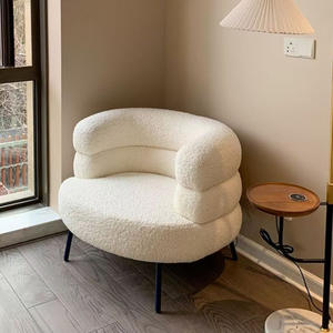 Fauteuil pouf en laine d'agneau blanc cassé capitonné avec dossier, chaise de chambre et tabouret de maquillage - Product Image 4
