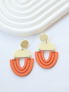 Fornecedor de Yiwu: Brincos Femininos de Acrílico com Efeito Argila, Estilo Nórdico Minimalista e Moderno - Joias Assimétricas Geométricas em Coral e Creme - Product Image 2