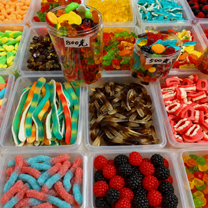Vente en gros de bonbons gélifiés aux fruits assortis, mélange d'agrumes et de sucrés, doux, halal, en vrac, personnalisés, OEM, marque privée, producteur <span class=keywords><strong>TIK</strong></span> <span class=keywords><strong>TOK</strong></span> - Product Image 1