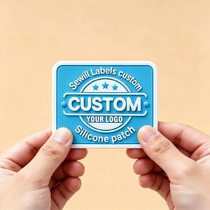 Étiquettes en silicone écologiques de qualité supérieure, étiquettes personnalisées à haute adhérence pour la marque de vêtements et de sacs - Product Image 2