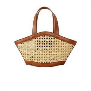 กระเป๋าสะพายไหล่ทรงตะกร้าสานลายหวายเทียม หนัง PU หรูหราสำหรับผู้หญิง ขนาดเล็ก พกพาสะดวก เหมาะสำหรับฤดูใบไม้ผลิ ฤดูร้อน และไปเที่ยวชายหาด - Product Image 1