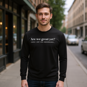 Maglietta a maniche lunghe con citazione 'Are We Great Yet' nera unisex taglia adulto - Product Image 3