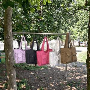 Sac fourre-tout bandoulière réutilisable en coton avec fermeture éclair, poches et boutons à rivets sur le devant, idéal pour l'école, le quotidien ou les cours, avec motif lettre. - Product Image 2