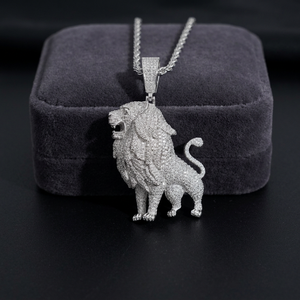 Colgante de León de Plata 925 Bañado en Rodio con Moissanita, Corte Redondo Micro Pavé, Joyería de Lujo Unisex con Temática Animal - Product Image 1