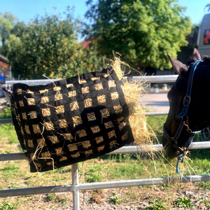 Sac à foin et filet d'alimentation pour chevaux en nylon durable, 26x8.5x30 pouces, maille de 2 pouces - Product Image 1