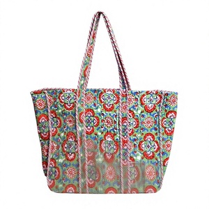 Bolso tote de algodón acolchado con estampado floral colorido y asas a rayas, elegante bolso de hombro acolchado para compras, viajes y uso diario. - Product Image 1