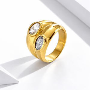 Bague double ovale dorée avec pierres, bande large sculptée croisée, bijou moderne et audacieux - Product Image 1