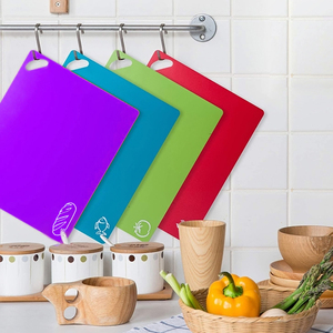 Alfombrilla de corte antideslizante de 6 piezas Alfombrillas de tabla de cortar flexibles de plástico con iconos de alimentos para carne y verduras - Product Image 3