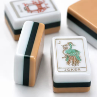 Fichas de Mahjong Americanas Blancas y Verdes en Capas con Tapete de Mahjong Estampado Floral Azul Claro de 800x800mm, Juego de Guía