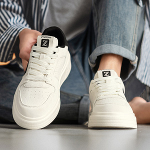 รองเท้าผ้าใบผู้ชายแบบสวม สปอร์ต สีขาว ระบายอากาศได้ดี แฟชั่นทันสมัย ปิดนิ้วเท้า กันลื่น เหมาะสำหรับฤดูใบไม้ผลิ ฤดูใบไม้ร่วง และฤดูหนาว - Product Image 3