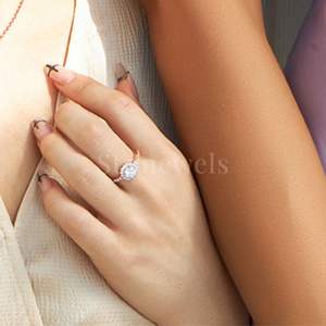 Anillo de plata solitario floral de Stonewels, con un impresionante juego de diamantes solitario dentro de un diseño floral delicado original - Product Image 6