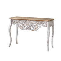 Console d'entrée en bois massif sculpté style campagnard américain, finition blanc vieilli, pieds courbés, décor vintage à motifs ajourés