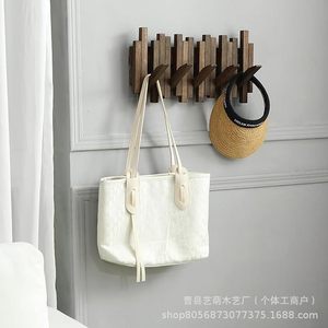 Perchero de pared de madera maciza con 5 ganchos, hecho a mano en nogal negro, para la entrada, pasillo o detrás de la puerta. - Product Image 4