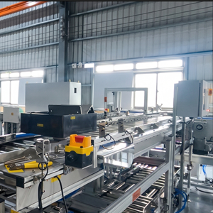 Convoyeur élévateur industriel pour la fabrication de batteries, doté d'une conception modulaire pour une mise en place flexible en usine et des coûts de main-d'œuvre réduits - Product Image 1