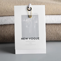 Étiquettes volantes personnalisées pour vêtements Nouveau design Étiquettes en papier d'art avec œillet et technique de timbre à cordes