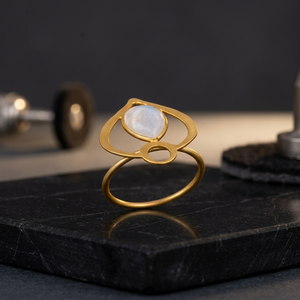 Bague classique en laiton doré Ivoire Lumineux avec placage or et pierre de calcédoine laiteuse certifiée pour les occasions hindoues - Product Image 2