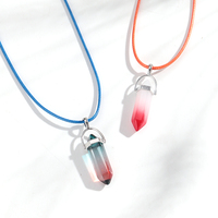 Colliers de couple en gros cordon en cuir coloré couleur aléatoire pierre naturelle prisme hexagonal pendentif colliers cadeaux 20 pièces