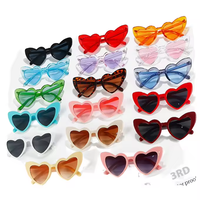 Lunettes de soleil colorées en forme de cœur rose Love&roses pour femmes Lunettes de soleil féminines rétro Love Heart Gradient Eyewear