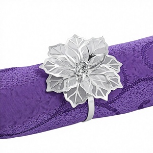 Boucle de serviette en métal creux argenté en forme de fleur, accessoire de présentation de mariage, anneau de serviette de style américain - Product Image 1