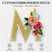 Patchs brodés personnalisés à motif floral, lettre M dorée, applique brodée pour vêtements et sacs, vente en gros d'usine OEM