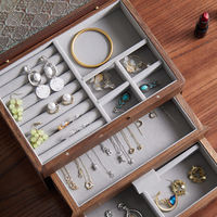 Boîte à bijoux de luxe en bois de noyer noir et verre gaufré à trois étages pour colliers, bagues, boucles d'oreilles, bracelets