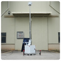 Tour de vidéosurveillance solaire 450W avec base sur chenilles, chargeur CA, boîtier CCTV hexagonal et mât télescopique pour la sécurité des chantiers