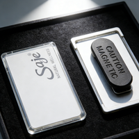 Badge nominatif métallique personnalisé avec aimant, étiquette nominative gravée sur mesure avec attache sécurisée pour le personnel, badge d'identification d'employé en gros