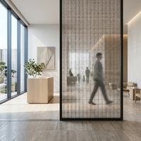 Panneau de verre décoratif stratifié avec maille métallique semi-transparente pour applications de cloisons et de portes (épaisseur 5 mm)