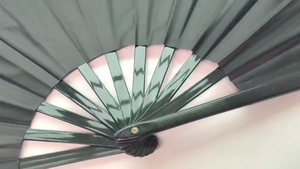 Listo para enviar: Abanicos plegables de plástico de poliéster de 33 cm (13 pulgadas) con mango para manualidades, en blanco y negro, para pintar, estilo navideño - Product Image 6