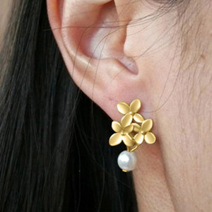 Orecchini a Perno con Fiore di Giglio e Perle Geometriche per Donne, Elegante Stile Francese, Gioielli alla Moda - Product Image 2
