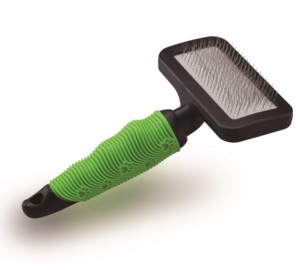 Cepillo de aseo para perros con mango ergonómico verde y cerdas de acero inoxidable - Product Image 1